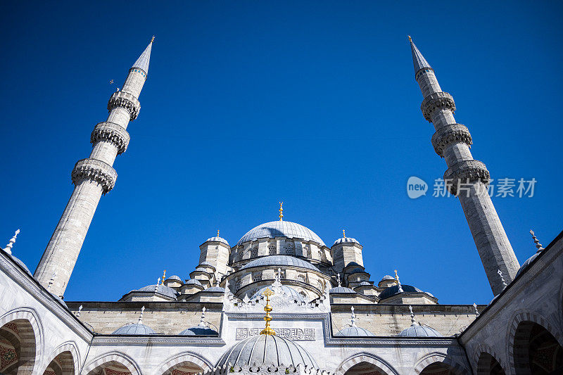 Yeni Cami在土耳其伊斯坦布尔一个阳光明媚的日子里